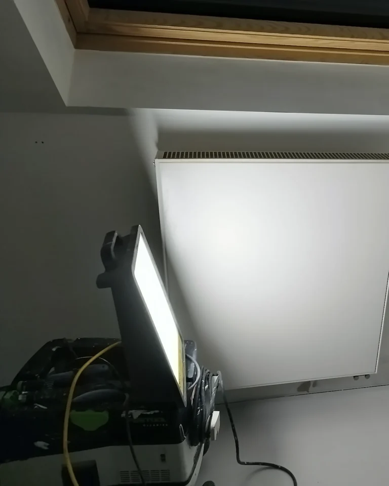 Badkamer op zolder met professioneel binnenschilderwerk, strak afgewerkte muren en zorgvuldig beschermde vloer