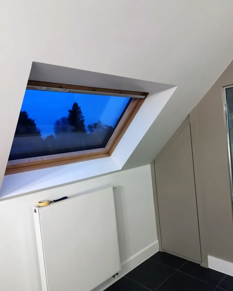 Badkamer op zolder met professioneel schilderwerk, dakraam en strak afgewerkt plafond