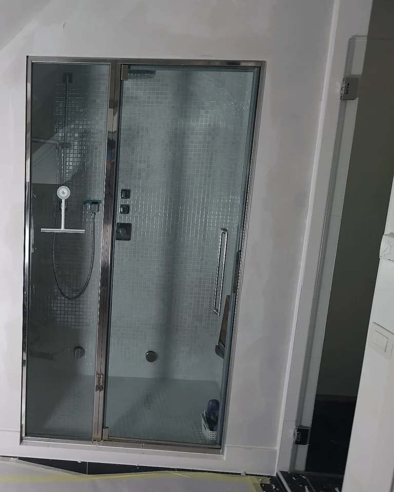 Badkamer op zolder met glazen douchedeur, professioneel binnenschilderwerk en strak afgewerkte wanden.