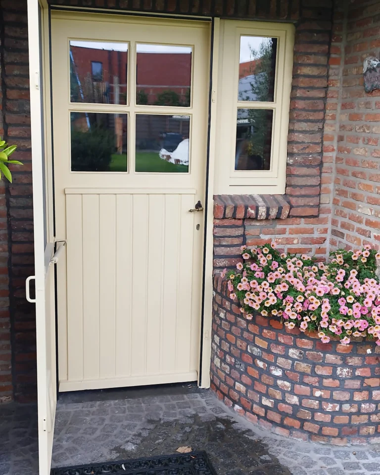 Houten deur vóór renovatie als onderdeel van professioneel buitenschilderwerk.