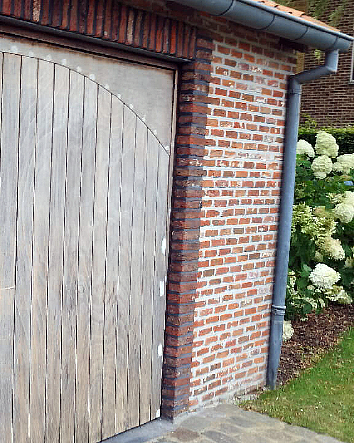 Buitenschilderwerken – voorbereiding van houten garagepoort