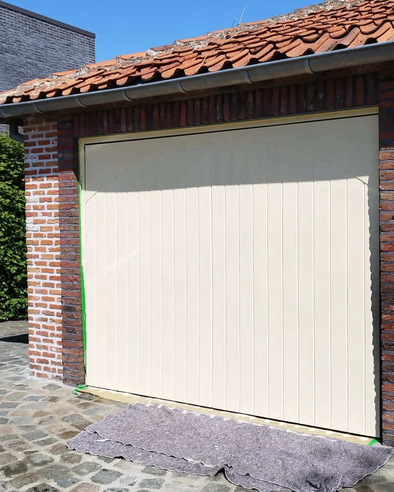 Professioneel geschilderde houten garagepoort met duurzame afwerking.
