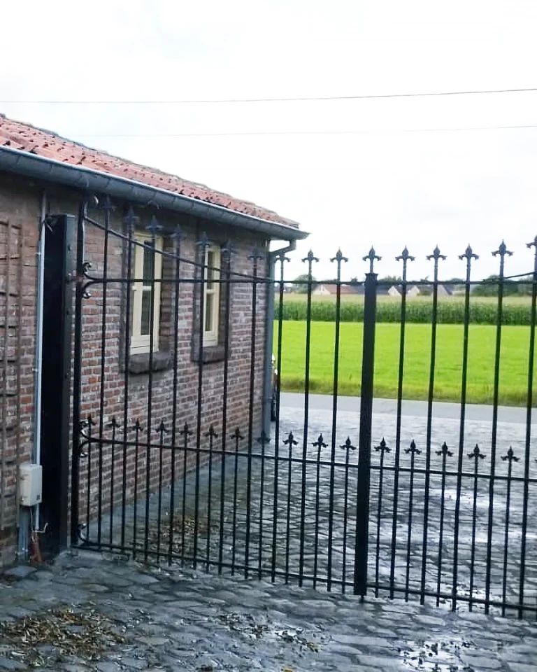 Duurzaam schilderwerk van houten buitenschrijnwerk met een hoogwaardige afwerking.