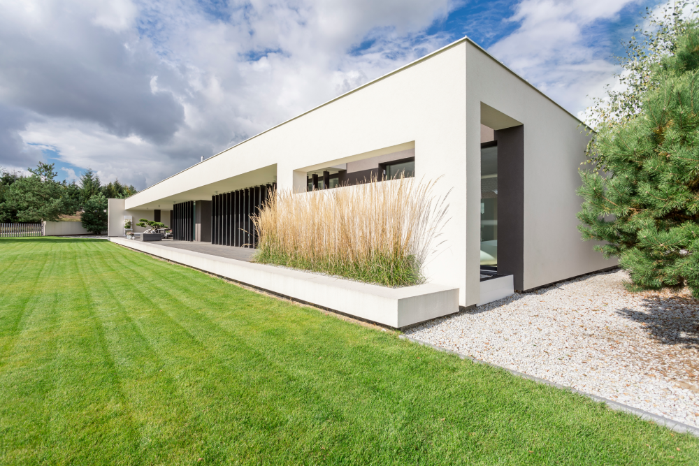 Moderne woning met verzorgde buitengevel en tuin, passend bij buitenschilderwerk in Antwerpen en Limburg