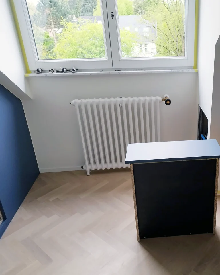 Gelakte ladefronten tijdens professioneel lakwerk van maatwerkkasten.