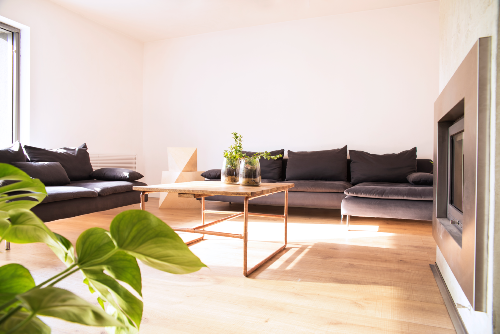 Modern interieur met lichte muren en een strakke afwerking, passend bij binnenschilderwerk in Antwerpen en Limburg.