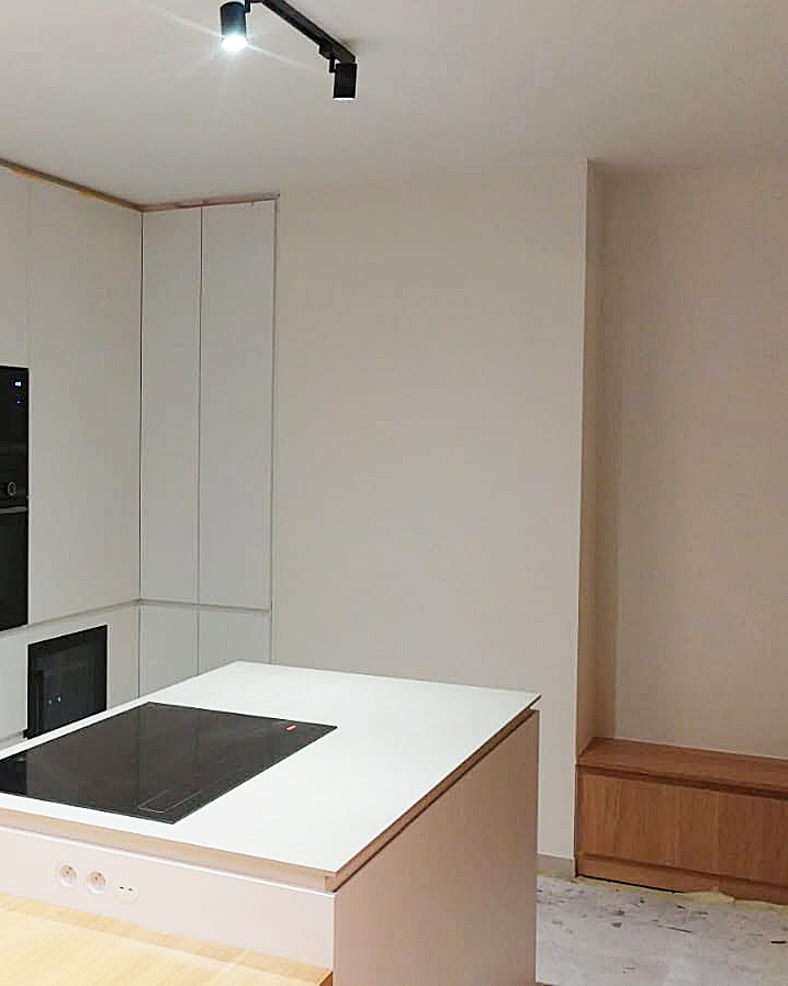 Detail van wand- en plafondafwerking in een moderne keuken.