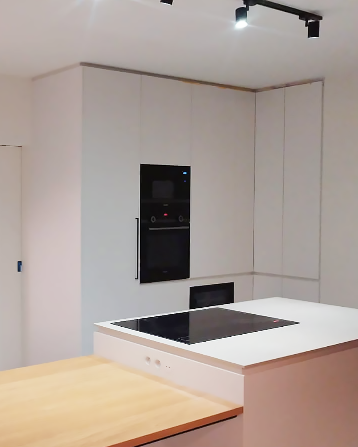 Moderne keuken met strak afgewerkte wandafwerking.