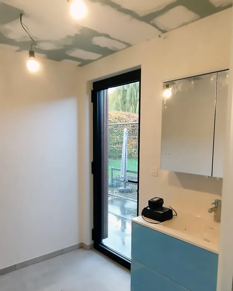 Geplamuurd plafond in badkamer, voorbereid op binnenschilderwerk.