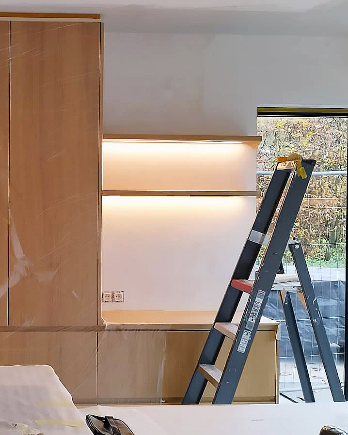 Afgewerkte keuken met strak geschilderde muren en zorgvuldig beschermde meubels.