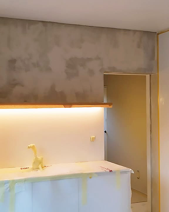 Strak geplamuurde keukenwanden, voorbereid op binnenschilderwerk.